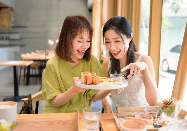 Happy Girlfriends Having Lunch Together Restaurant — ストック写真