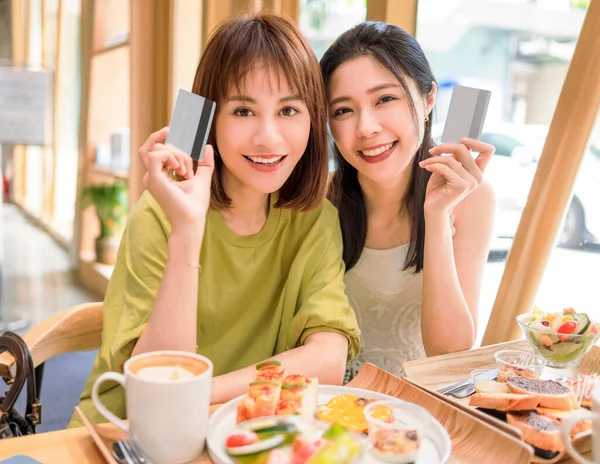 Happy Beautiful Young Women Showing Credit Card Restaurant — 스톡 사진