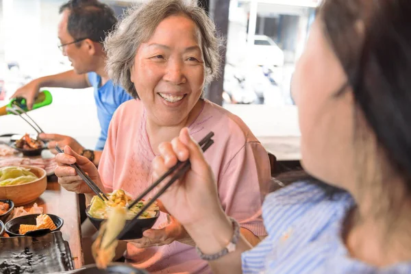 Mãe Feliz Família Jantando Celebrando Dia Das Mães Restaurante — Fotografia de Stock