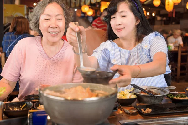 Happy Mother Daughter Celebrating Mothers Day Restaurant — 스톡 사진