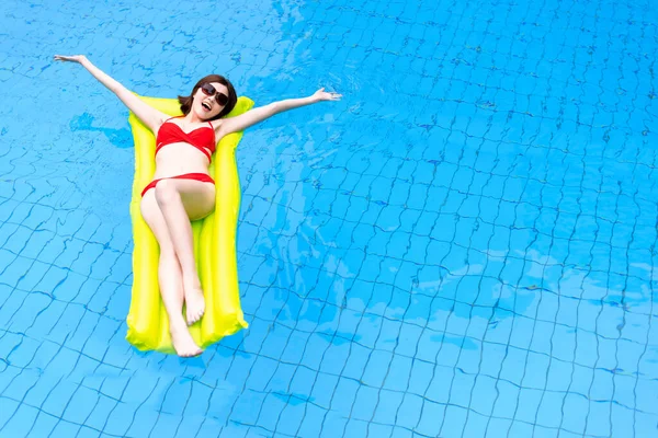 Beautiful Lady Sexy Red Bikini Swims Luxury Hotel Pool Inflatable — стоковое фото