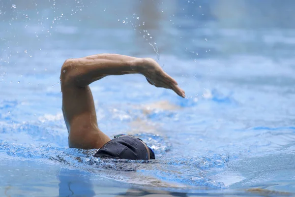 Junge Schwimmerin Mit Schutzbrille Übt Schwimmbad — Stockfoto