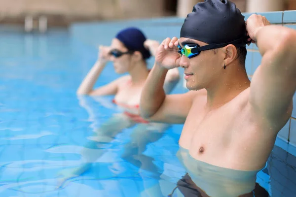 Pareja Jóvenes Nadadores Preparándose Para Correr Piscina —  Fotos de Stock