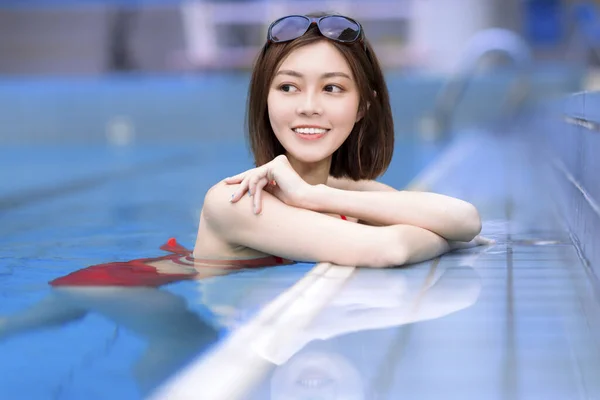 Hermosa Mujer Asiática Sonriendo Piscina —  Fotos de Stock