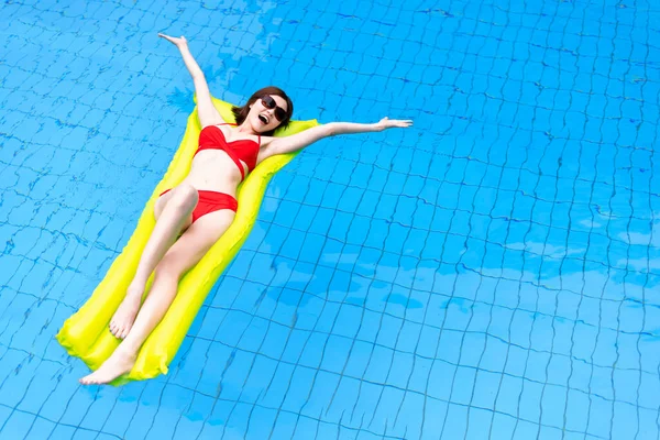 Beautiful Lady Sexy Red Bikini Swims Luxury Hotel Pool Inflatable — Stock Photo, Image