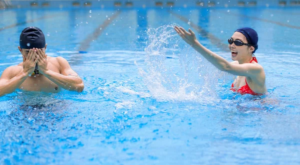 Young Couple Having Fun Swimming Pool Summertime — стоковое фото