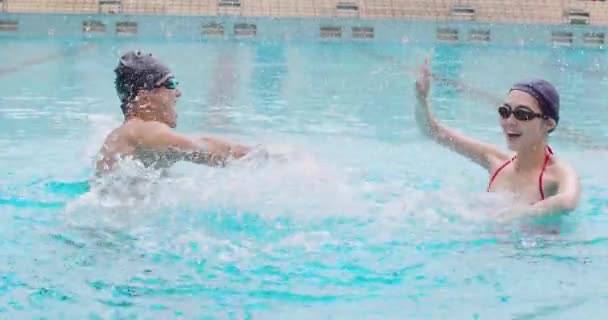 Young Couple Having Fun Swimming Pool Summertime — Vídeo de Stock