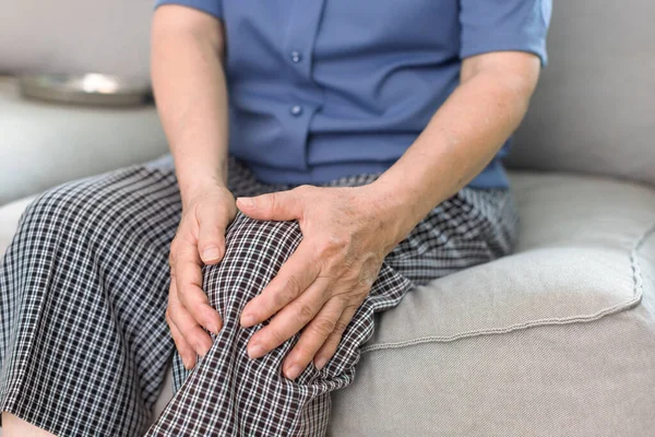 Mujer Mayor Con Dolor Las Articulaciones —  Fotos de Stock