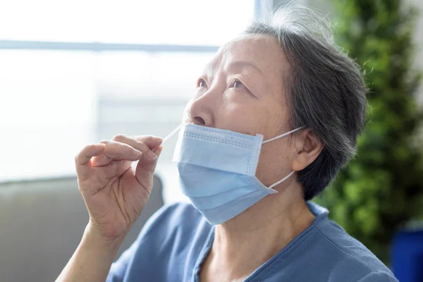 Asijské Starší Žena Dělá Self Test Pro Covid Doma Antigen — Stock fotografie