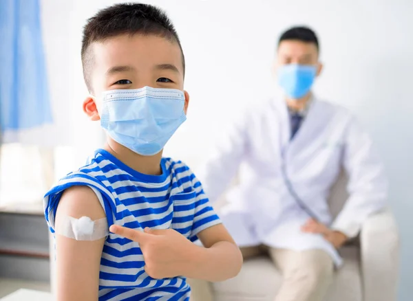 Niño Feliz Con Máscara Médica Hombro Con Vendaje Adhesivo Brazo — Foto de Stock