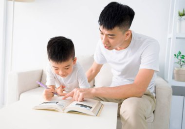 Baba oğul evde ödev yardım