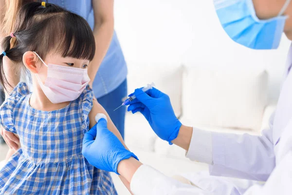 Médico Médico Injetando Criança Com Vacina Clínica Hospital — Fotografia de Stock