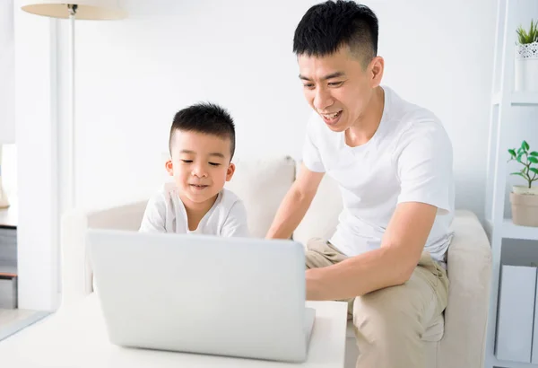 Bambino Educare Online Mio Padre Aiuti Mio Figlio Lavorare Casa — Foto Stock