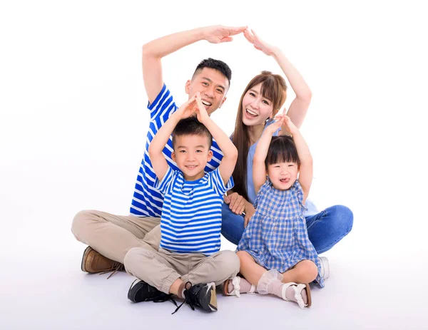 Família Feliz Formando Telhado Casa Com Mãos Casa Conceito Seguro — Fotografia de Stock