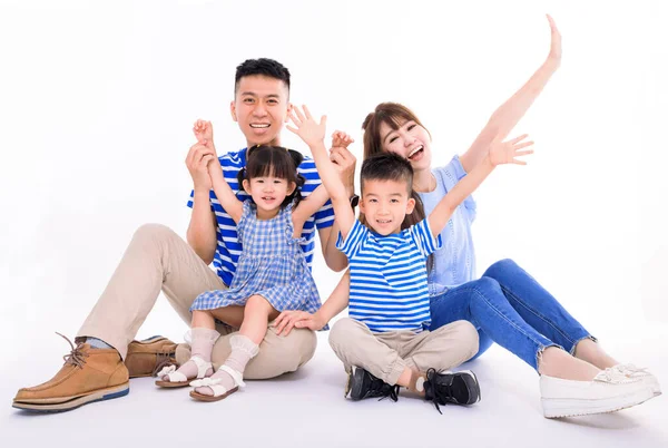 Feliz Asiático Família Olhando Para Câmera Sentado Fundo Branco — Fotografia de Stock