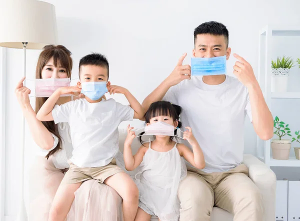 Счастливая Азиатская Семья Носит Медицинскую Маску Остаться Дома Концепции — стоковое фото
