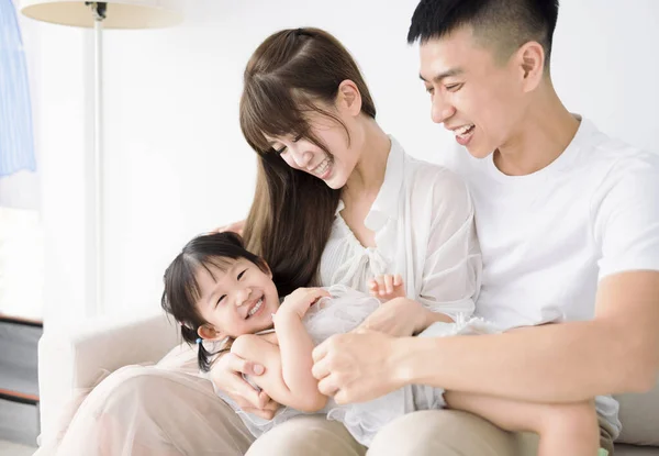 Feliz Asiático Família Ter Diversão Casa — Fotografia de Stock