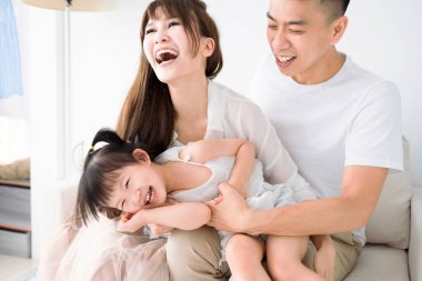 Mutlu Asyalı aile evde eğleniyor..