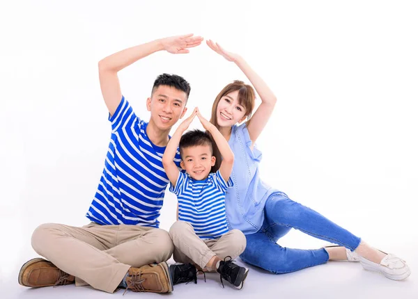 Gelukkige Familie Vormen Huis Dak Met Handen Thuis Verzekerings Huisconcept — Stockfoto