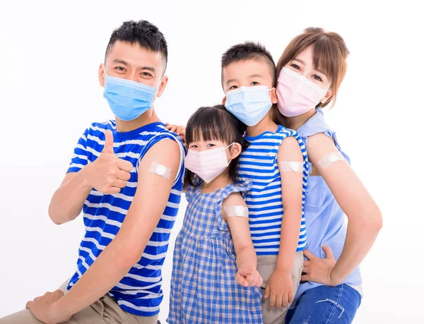 Mladá Rodina Nosí Obličejové Masky Ukazuje Lepicí Obvaz Koronavirové Vakcinaci — Stock fotografie
