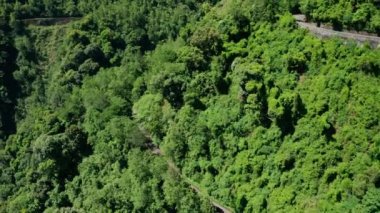 Tayvan 'daki Yeşim Dağı Yushan ve Yolu' nun havadan görünüşü