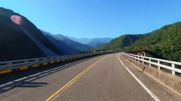 Carro Condução Estrada Com Paisagem Natural — Vídeo de Stock