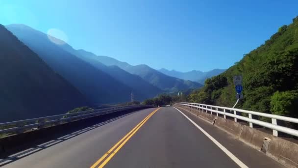 Conducción Coches Carretera Con Paisaje Natural — Vídeos de Stock