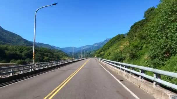 自然景観と道路上の運転車 — ストック動画