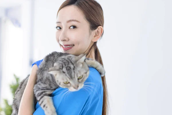 Vacker Leende Kvinna Med Katt Famnen Begreppet Veterinärmedicin — Stockfoto