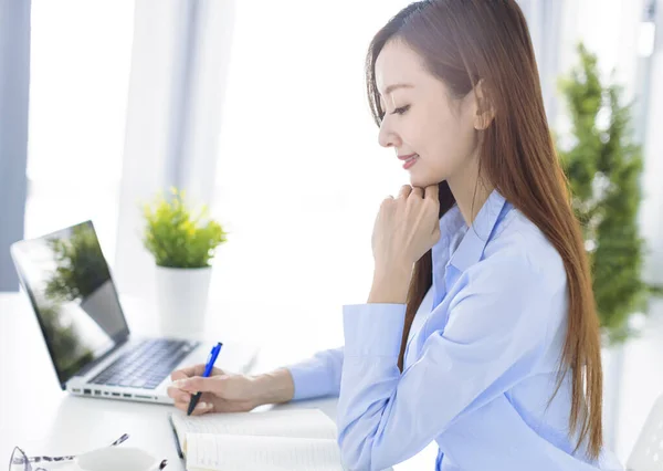 Beautiful Young Business Woman Working Office — Stock Photo, Image