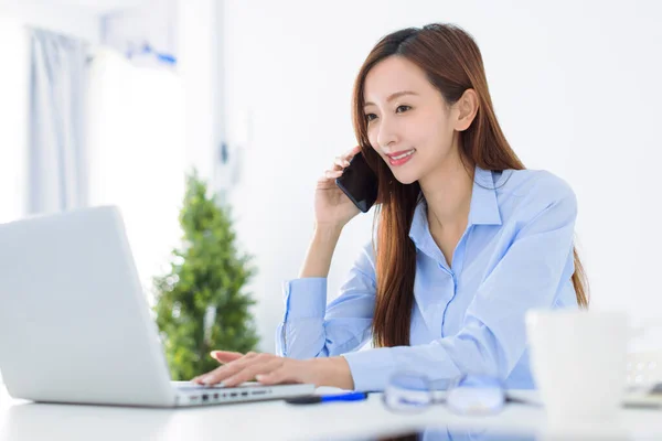 Bela Ásia Jovem Negócios Mulher Falando Telefone Trabalho Escritório — Fotografia de Stock