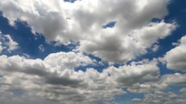  Bulut ve mavi gökyüzü zaman aşımına uğramış doğa arkaplanı