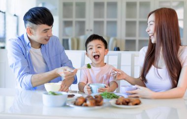 mutlu Asya aile evde akşam yemeği