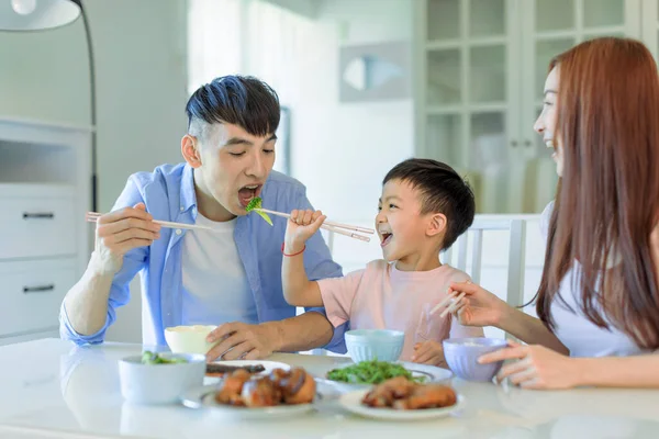 快乐的亚洲家庭在家里吃饭 — 图库照片