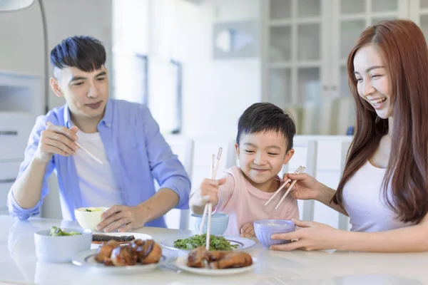 Menino Gosta Comer Com Pai Mãe Feliz Família Asiática Jantar — Fotografia de Stock