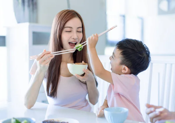 Bambino Diverte Mangiare Con Madre Felice Famiglia Asiatica Cena Casa — Foto Stock