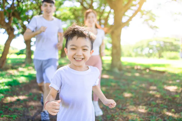 Happy Kid Jogging Parents City Park — стоковое фото
