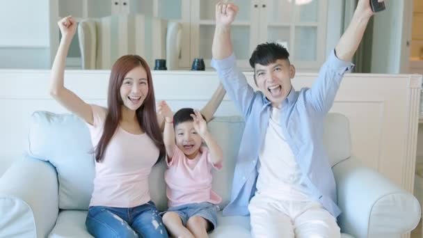 Szczęśliwa Rodzina Świętować Sukces Podczas Oglądania Telewizji Domu — Wideo stockowe