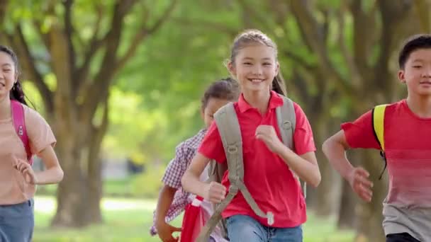 Happy Elementary School Kids Running School Back School — Vídeos de Stock
