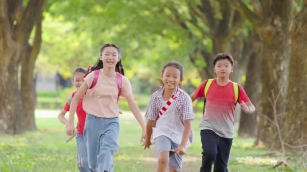 Happy Elementary School Kids Running School Back School — Vídeo de Stock