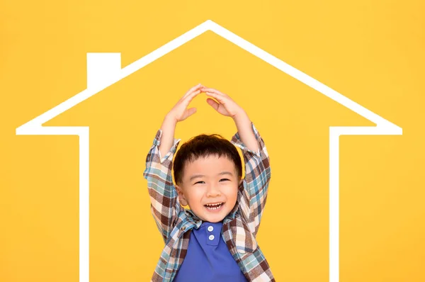Ευτυχισμένο Ασιατικό Παιδί Κάνει Συμβολική Οροφή Των Χεριών Πάνω — Φωτογραφία Αρχείου