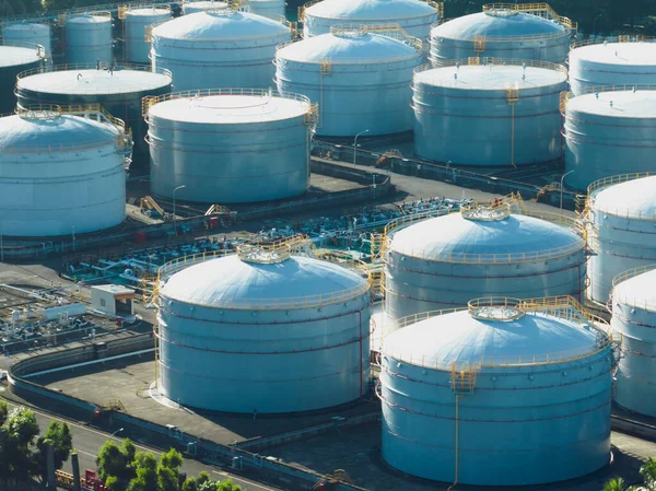 Petrol Rafinerisi Endüstriyel Alanı Beyaz Tutucu Konteynır Tanklarının Hava Görünümü — Stok fotoğraf