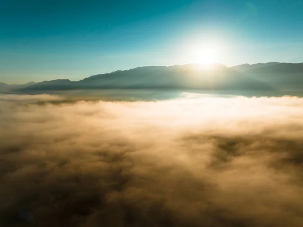 Vista Aérea Montanhas Nuvens Laranja Nascer Sol Verão — Fotografia de Stock