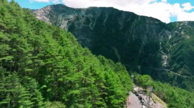 Dağ yolunun havadan görünüşü ve Güney Çapraz Adası Otoyolu, Tayvan