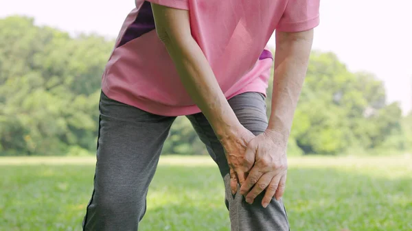Femme Âgée Ressentant Une Douleur Genou Pendant Exercice Dans Parc — Photo