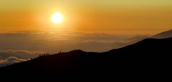 Vue Aérienne Des Montagnes Dans Les Nuages Orange Coucher Soleil — Photo