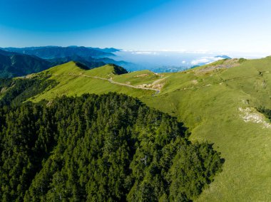 Tayvan 'daki güzel dağ yolunun havadan görünüşü