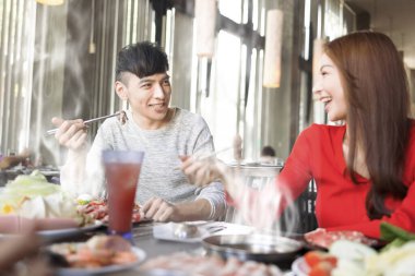 Mutlu genç çift güveç lokantasında yemek yiyor.