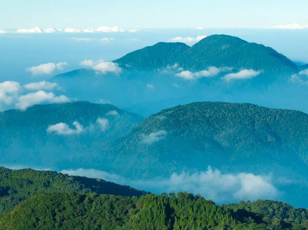 夏には山や雲の空中ビュー 台湾の河川山 — ストック写真