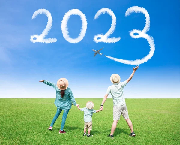 Καλή Χρονιά 2023 Ευτυχισμένη Οικογένεια Βλέποντας Σύννεφο Σχέδιο Από Αεροπλάνο — Φωτογραφία Αρχείου